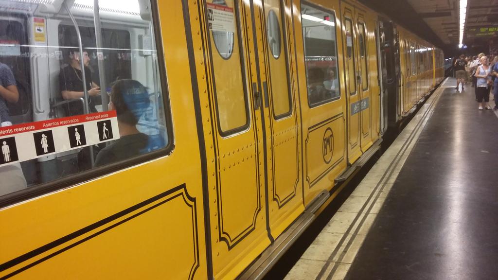 Bcn_FoodTours's tweet photo. Metro de Barcelona celebra el seu 90 aniversari amb la posta en circulació d'aquest convoy a la L1!!  #metrobcn  https://t.co/ABaODcdJwp