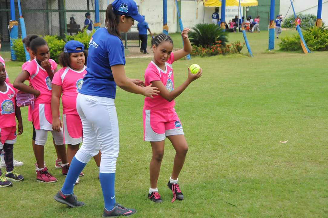 Gracias Mariana Patraca administradora DiamondBacks RD, hoy en clínica de fundamentos de pitcheo en softball. #Niñas