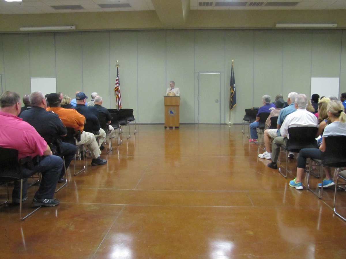 Rev. Darryl A.Tate and members of the community joined together today to pray for our Law Enforcement Officers.