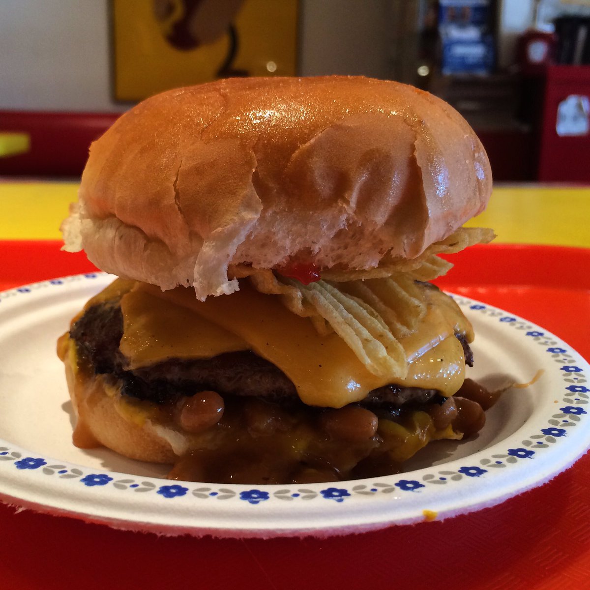 The Leah 🍔 : TODAY ONLY!
Cheeseburger with Mustard, Ketchup, Maple Baked Beans and Old Dutch Ripple Chips.