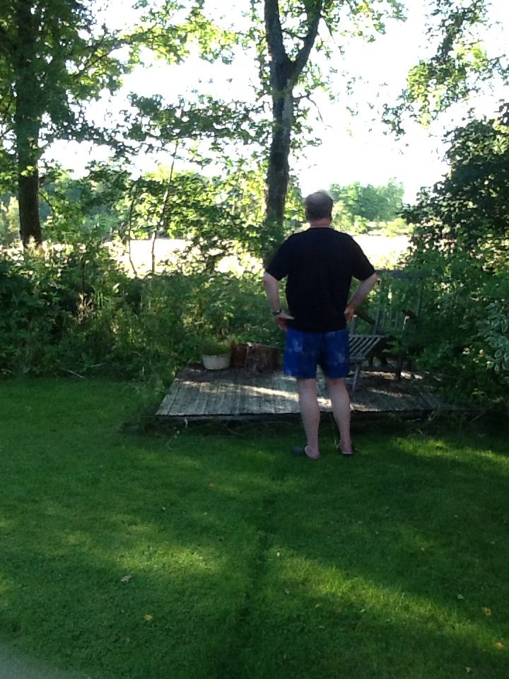 Looking out over the fields. Thinking: fuck twitter. Why can't I get access to my account? Tobbe is dead. I'm blue.