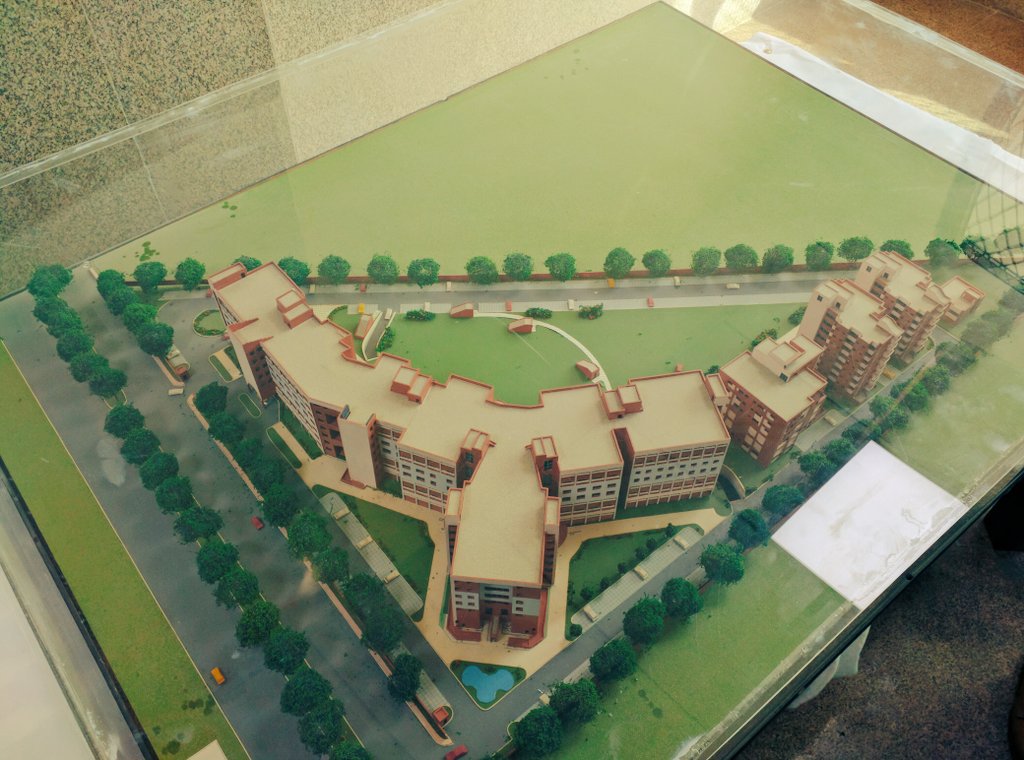 msisodia's tweet image. नयी शानदार कॉलेज बिल्डिंग के लिए PWD इंजिनियर्स को बधाई, लेकिन फाइलें तैयार रखिये, तोता मैना 2-3 दिन में आते होंगे|