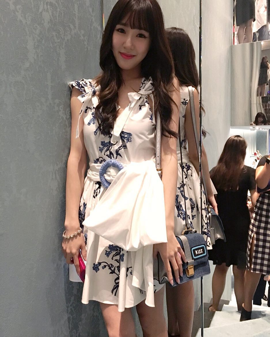[PIC][20-07-2016]Tiffany tham dự sự kiện khai trương chi nhánh mới của thương hiệu "MIU MIU" vào tối nay Cn0EeG6UsAAlNiz