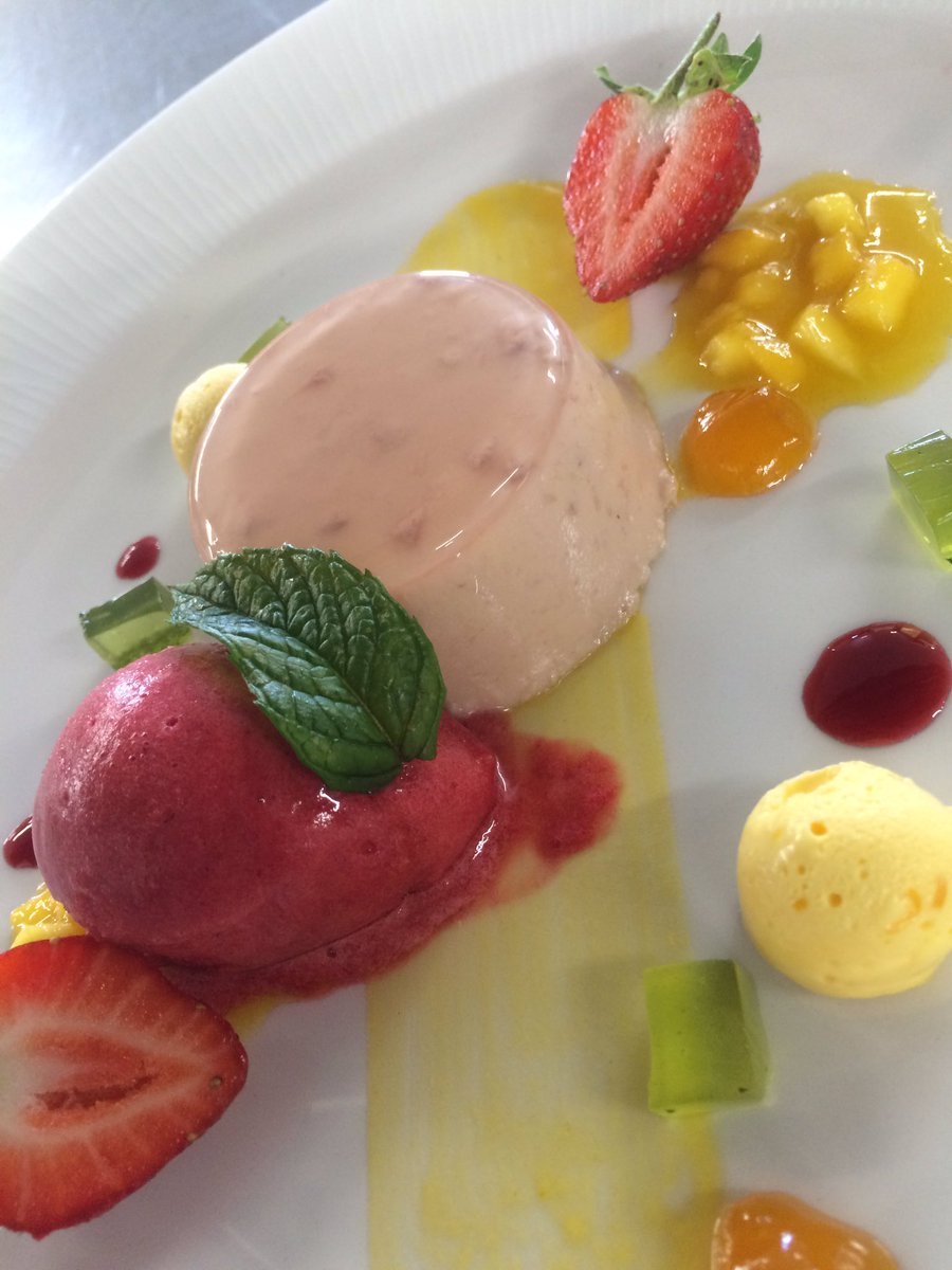 AdamLittleHC's tweet photo. Strawberry and mango panna cotta @exetergcc #summer time https://t.co/dCp6p4BzFk