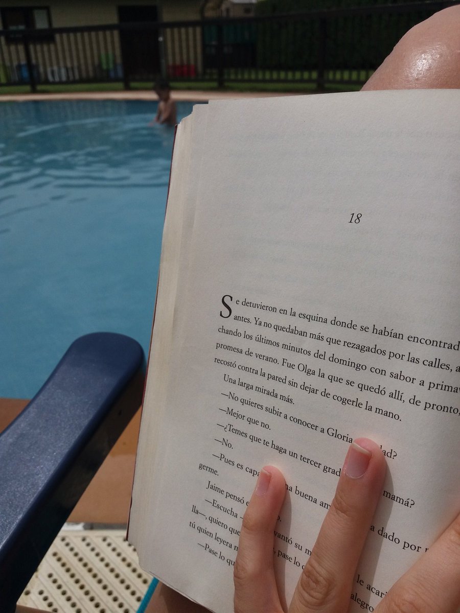 RDCBiblioteca's tweet photo. Aquí sufriendo un poco el pichón y yo..  Que vida más dura oiga. #PasandoloMal #ComoSufrimos https://t.co/6P4m9QTHLe