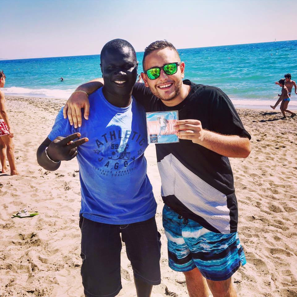 RoccoHunt's tweet photo. E poi c'è Hadieye in spiaggia che cerca di venderti la #WakeUpEdition (e ci è riuscito!) 😂👍🏻❤️ https://t.co/wHOh6wJ9IA