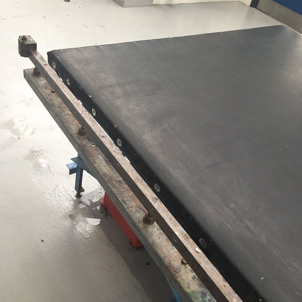 derbytextiles's tweet photo. Busy day scrubbing the #printtable looking good! #derbyuniarts #textiles #print #derbyshire https://t.co/D3ek0uQfml