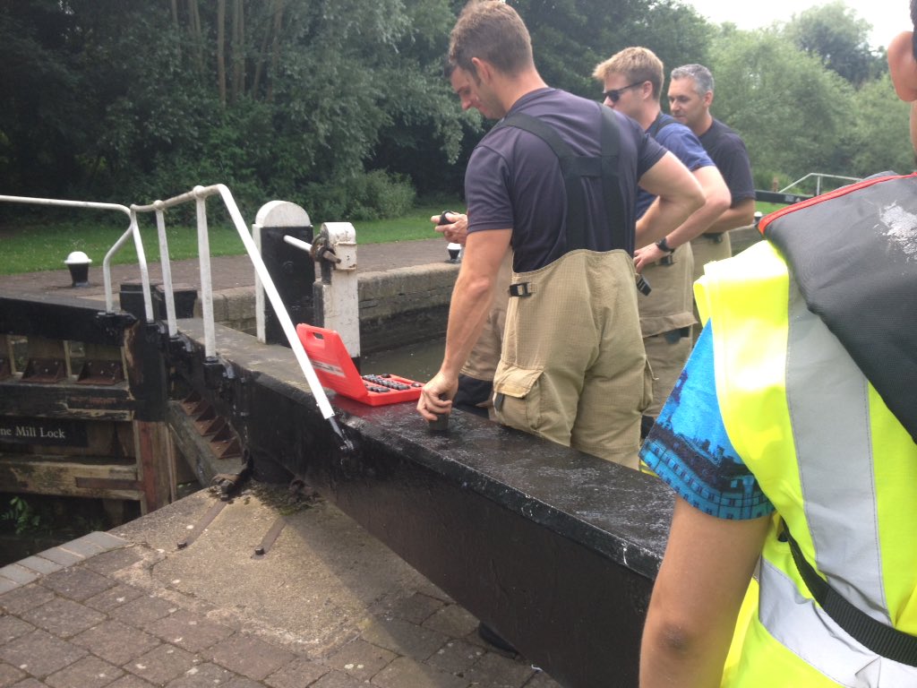 ncs_team1's tweet photo. Working on the canal locks today!💪🏻🌿🐟@CanalRiverTrust @NCSEM1 @LeicesterEBC #cleandemcanals https://t.co/kFHygG5XcA