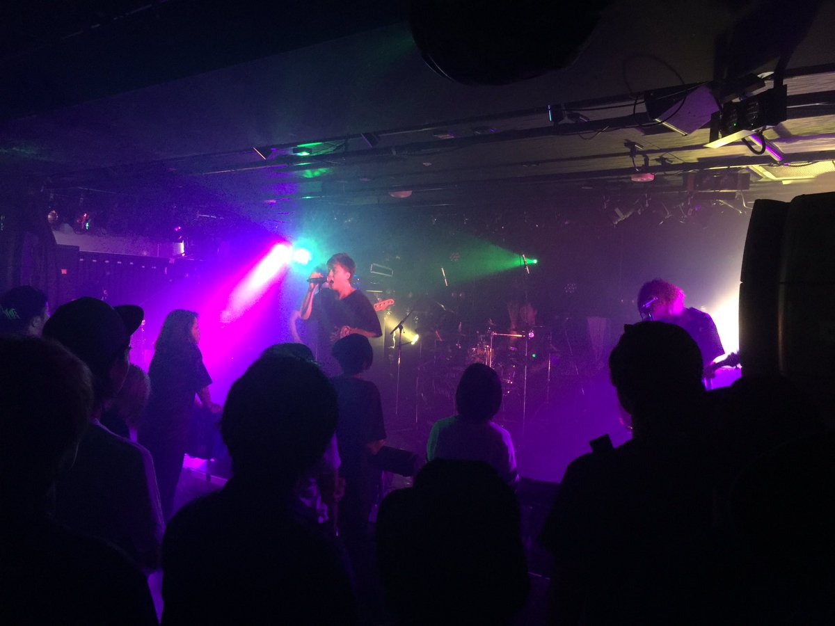tomozo0515's tweet photo. 今日は心斎橋VARONでライブでした。
クロノスタシスさん6年間お疲れ様でした。
好きなバンドが解散っていうのは
ほんとに悲しい。 https://t.co/q34lirsUnT