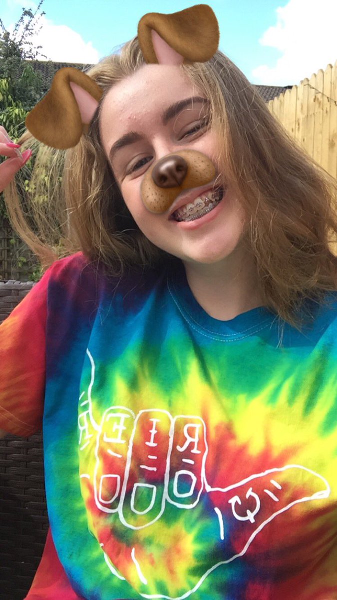 bestofsophh's tweet photo. happiness is shining through bc new nash merch 💚 i love it and you so much @Nashgrier 😇💙x https://t.co/kKqf5IjIjL