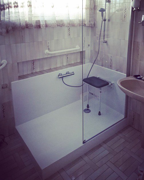 C2HOME_'s tweet photo. 2 jours seulement pour ce remplacement de baignoire en douche ! L'équipe C2Home à votre écoute durant tout l'été :) https://t.co/qEzUSv7sag