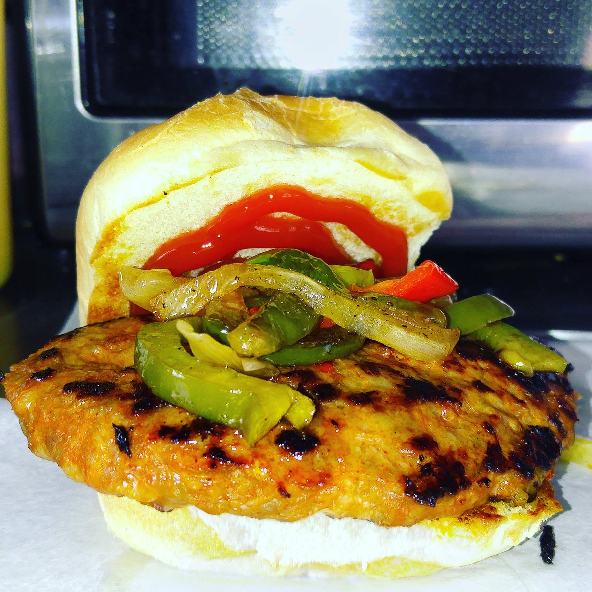 Fatboys18's tweet photo. 1/4 SAUSAGE PATTY W/Peppers and ONIONS $4 #Fatboys Open now! https://t.co/RjyQjYOI8P