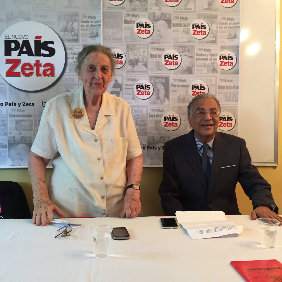 gracielarequena's tweet image. "También la Unión Soviética cayó sin disparase un tiro.", Luis Mata Mollejas, bautizo d su libro RIQUEZA Y MISERIA.