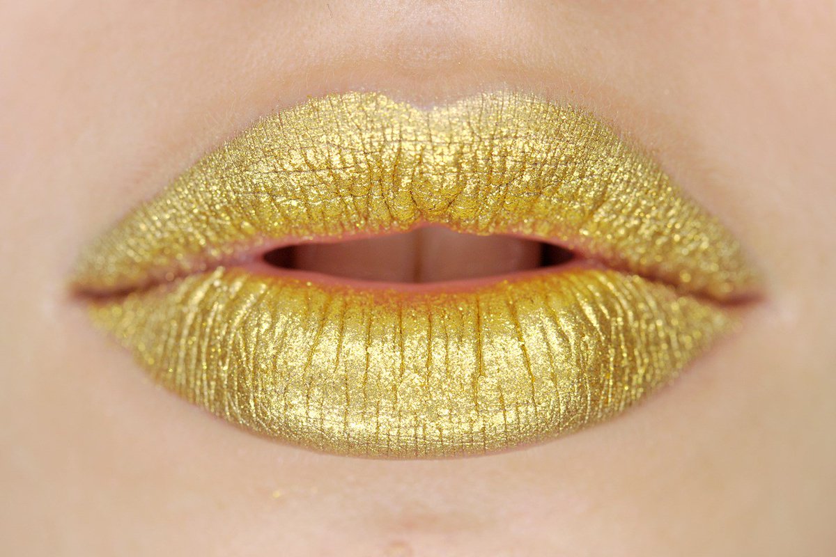BritishVogue's tweet image. Would you try gold lips, like the ones @patmcgrathreal created at @Prada #SS16? vogue.uk/UD88bt