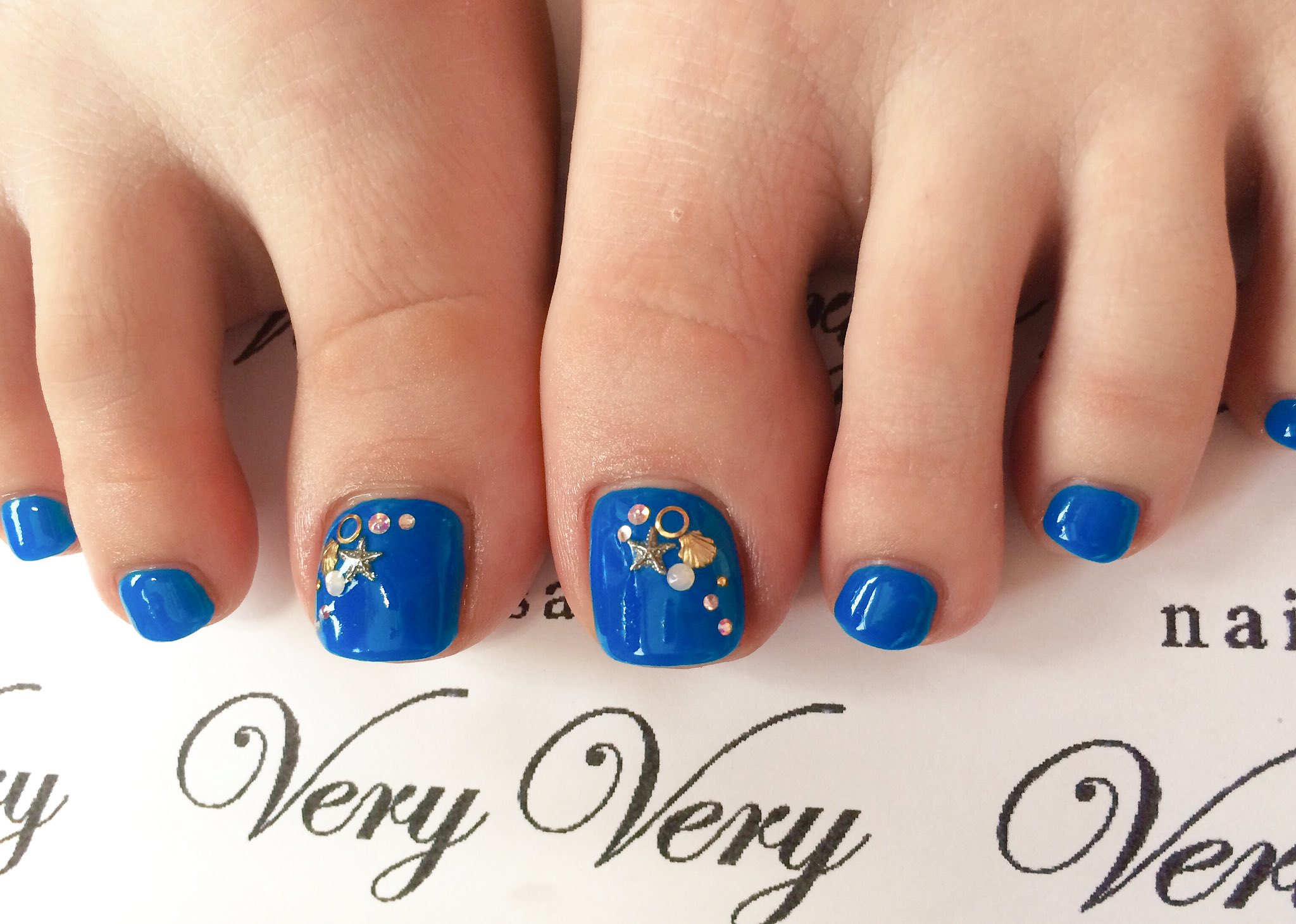 ネイルサロンveryvery お客様フットネイル シェル ヒトデパーツ 札幌 ネイル 夏ネイル フット フットネイル フットジェルネイル 夏フットネイル サマーネイル ペディ ストーンネイル シェルフットネイル サマーフットネイル T Co
