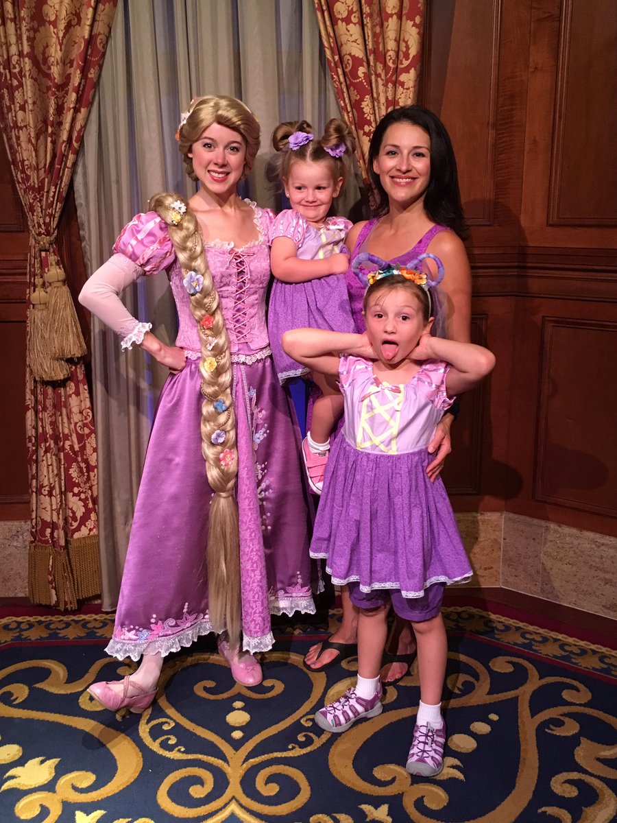 JWsSusy's tweet photo. @rickatkagan Sorry I didn't get to say bye yesterday. I was in a hurry to get to a royal engagement! https://t.co/QAYkapjg0U