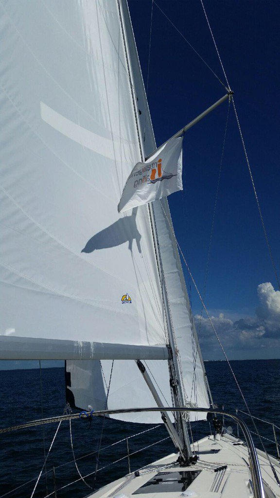 MarlowHunter's tweet photo. New Marlow Hunter 40 filling her sails for her new owners on their first sail #buildingsimplythebest #sailing https://t.co/Y8MjGw9Kxx