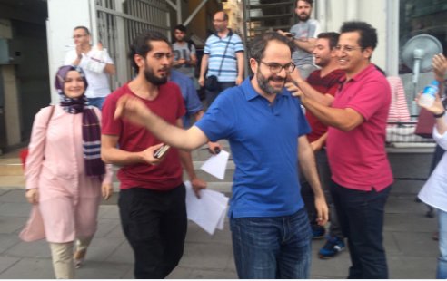 GAZETEMİZE HUKUKSUZ POLİS BASKINI <a href="/LeventKenez/">Levent Kenez</a> ve <a href="/gulizbaki/">Gülizar Baki</a> gözaltına alındı
meydangazetesi.com/gundem/gazetem…