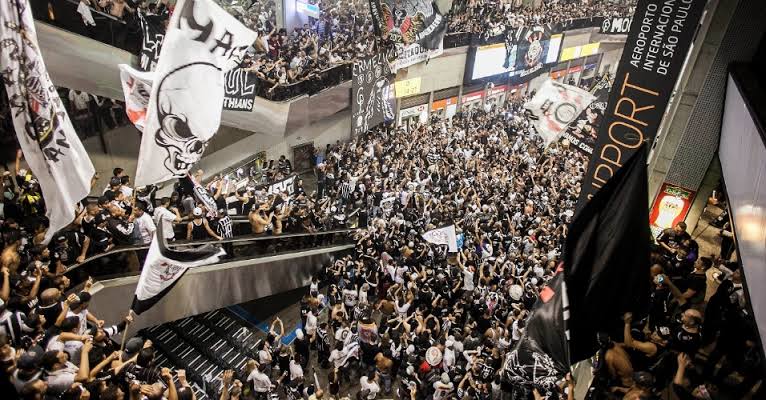 jhonysilva2711's tweet photo. Colocar 800 Torcedores no aeroporto é fácil, quero ver colocar 15 Mil igual fizemos em 2012. https://t.co/VrLPF1wxz6