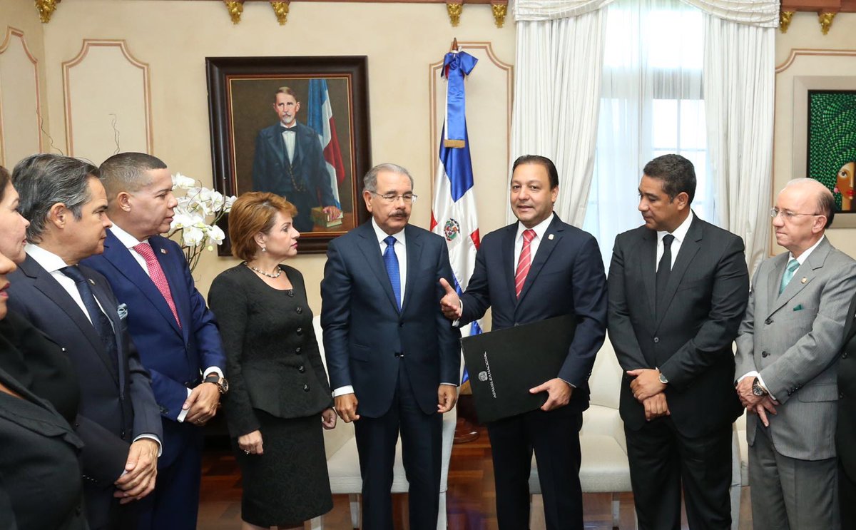 Junto a asambleistas entregando el certificado de elección al Presidente <a href="/DaniloMedina/">Danilo Medina</a>.

#Aprobado