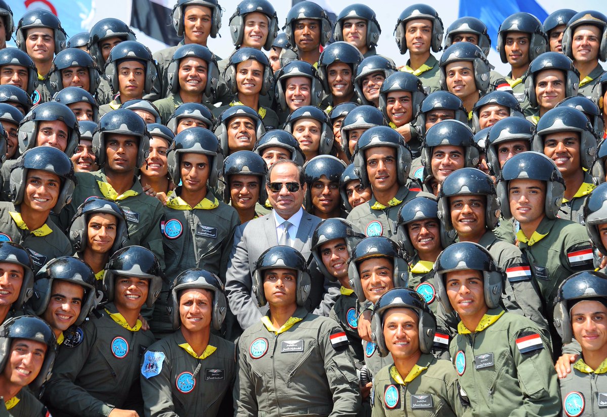 EgyArmySpox's tweet photo. #المتحدث_العسكرى : الرئيس السيسي يشهد الإحتفال بتخريج أجيال من نسور مصر الدفعتين (83) طيران وعلوم عسكرية جوية . https://t.co/jow4HFI0Wu