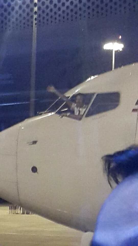 idol_addict's tweet photo. วันก่อนเครื่องLion airดีเลย์ไปเกือบชม. พอเครื่องลง กัปตันคงรู้สึกผิด นางออกมาโบกมือบ้ายบายผดส.ด้วยตัวเองเลยฮะ 555555 https://t.co/zoO1iE1Wqo