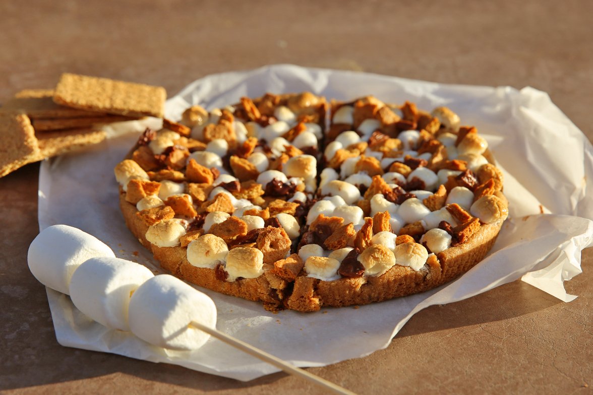 pizzahut's tweet photo. Step up your Saturday. 🍪 https://t.co/n2qCihTdgO