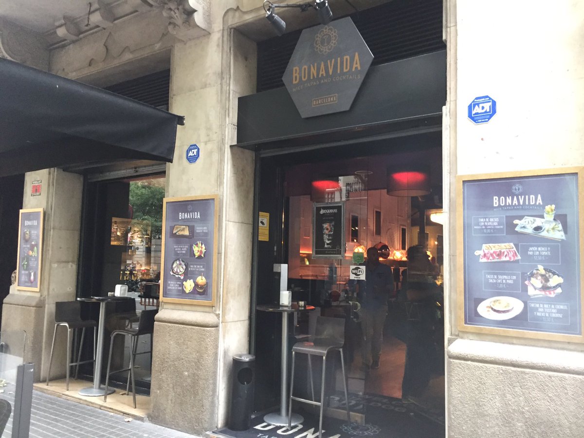 bcnentrepreneur's tweet photo. Ya estamos en el @BonavidaBar preparando hasta el último detalle del #AfterBLE. ¡Te esperamos! https://t.co/tBG39emoIw