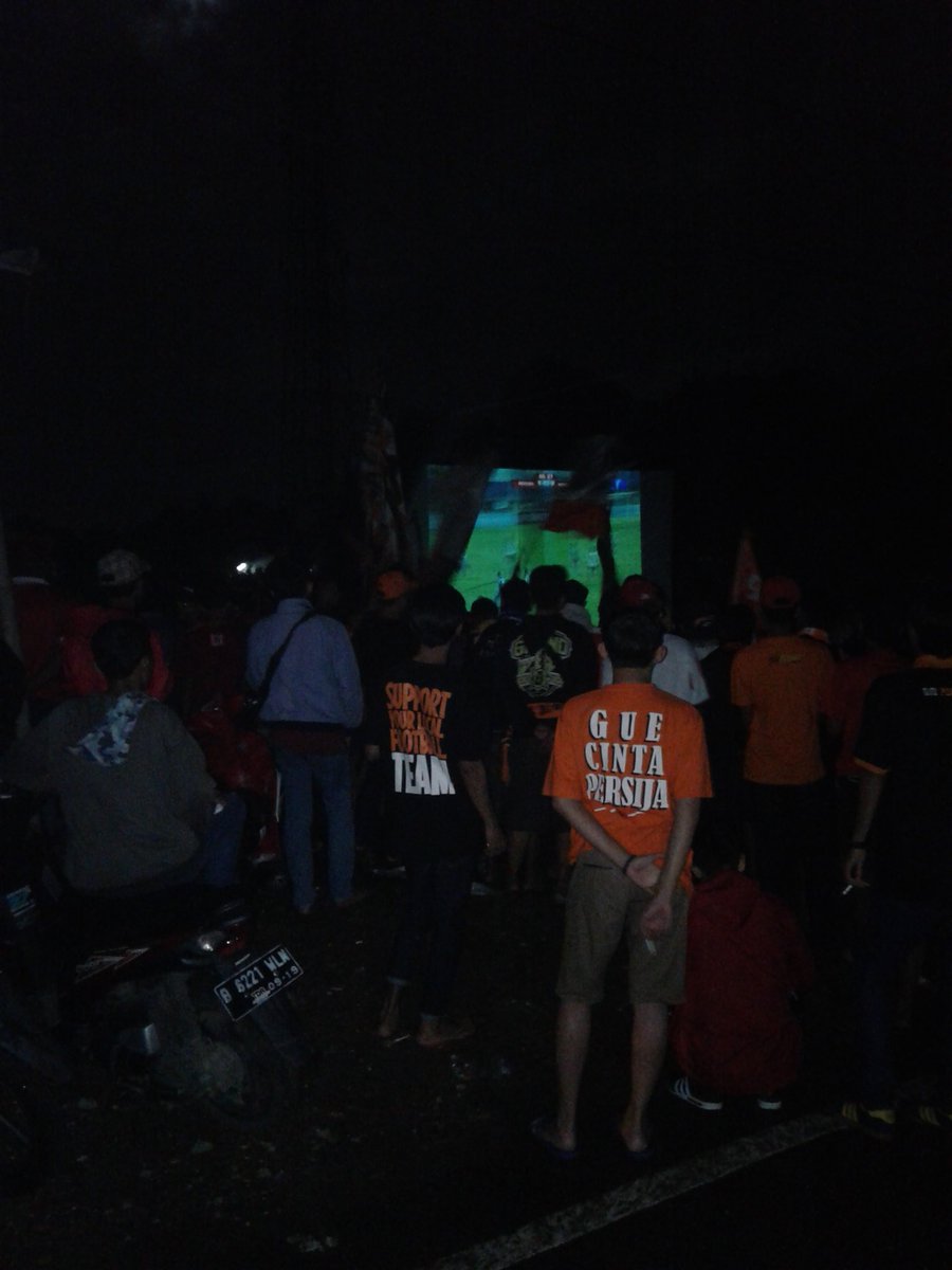 yapi97's tweet photo. suasana nobar PERSIJA vs persiba.di Gg.Rais serpong.sub OST https://t.co/NpBtyBa4Zd