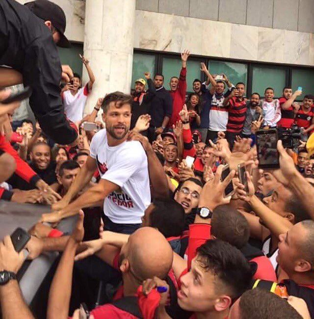 ribasdiego10's tweet photo. Que torcida é essa? #diaD #diegomengao 😎 https://t.co/n5vtFkLCH3