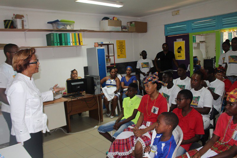 ville_cayenne's tweet image. Le collectif « Tròp violans » sensibilise les jeunes de Mont-Lucas. Le maire #MLPH  est venue soutenir l'initiative