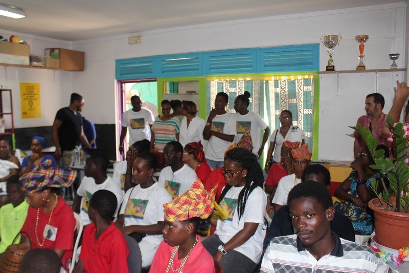 ville_cayenne's tweet image. Le collectif « Tròp violans » sensibilise les jeunes de Mont-Lucas. Le maire #MLPH  est venue soutenir l'initiative