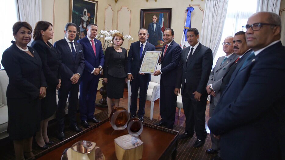RafaelEGP's tweet photo. El Senador @amable_aristy visitando al presidente @DaniloMedina acompañado de una comisión de Senadores y Diputados https://t.co/J0u4TBGGqX