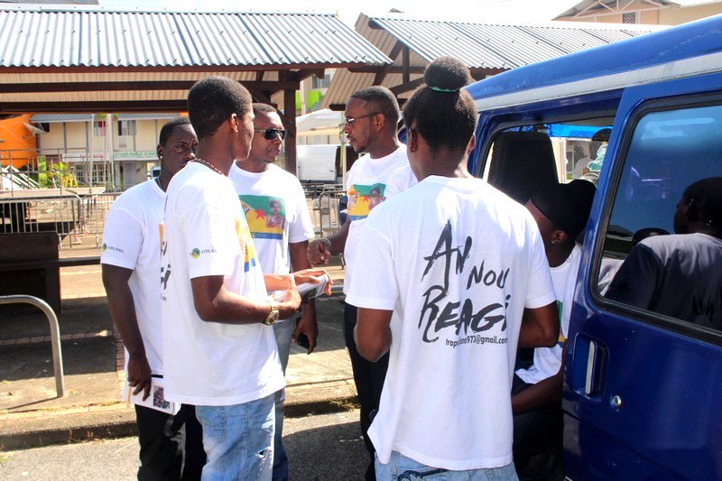 ville_cayenne's tweet image. Le collectif « Tròp violans » sensibilise les jeunes de Mont-Lucas. Le maire #MLPH  est venue soutenir l'initiative