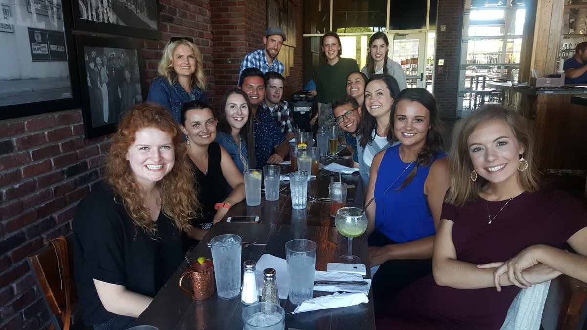 CyndiW68's tweet photo. The @BaileyLauerman interns and mentors at @BlattBeer #dinnertime #advertising #blx2016 https://t.co/xPLasq8oXj