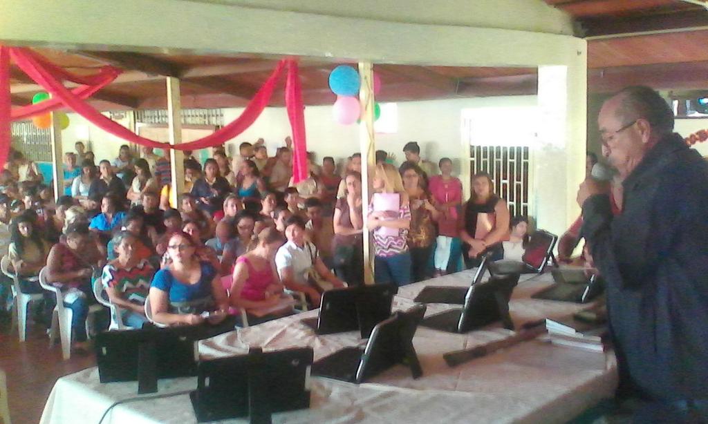 ayacucho12's tweet photo. Hoy en @ayacucho12 #ZET entrega de tabletas a nuestr@s cham@s gracias @rodulfohumberto @SilvaEleazarL @MPPEDUCACION https://t.co/MnU1GuJV37