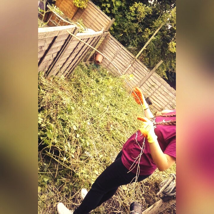 Sashalm2's tweet photo. Community day helped out by doing gardening for disabled people today with my friend Jessππ #DSTCCommunityDay https://t.co/uaUI0Z81Us