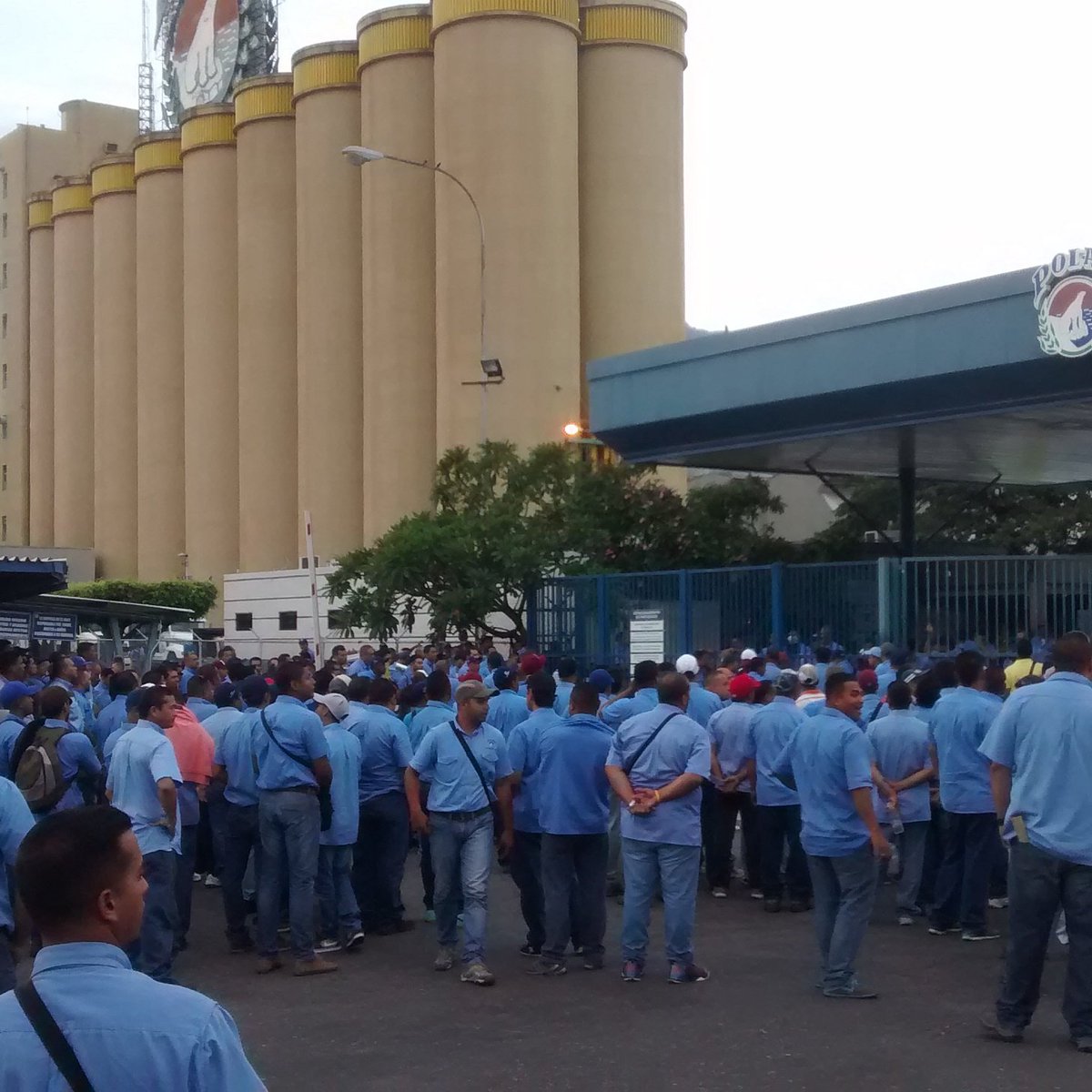 Jonathan_parra's tweet photo. @EUtrafico @trafficVALENCIA @globovision @TelevenTV 300 padres de familias trabajadores deja polar en la calle https://t.co/sYcYcYUN1C