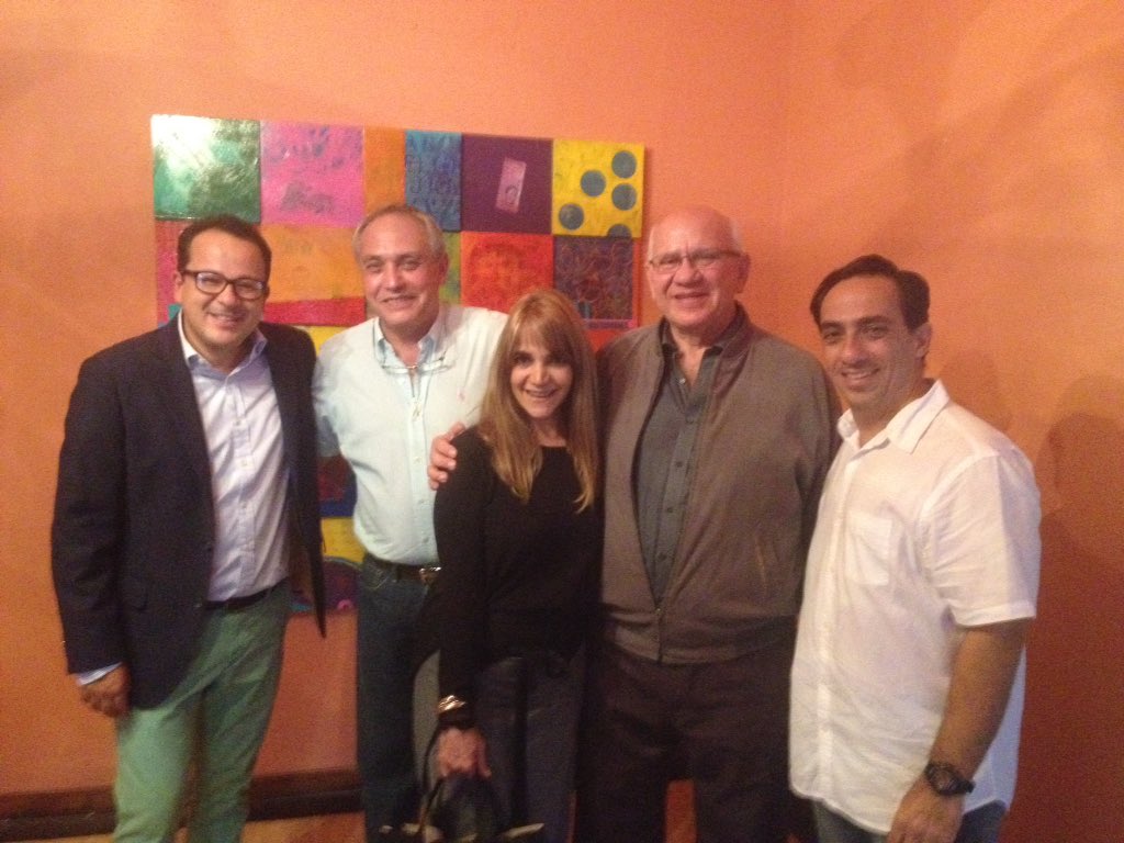Descampsart's tweet photo. Ayer junto a  @crvallenilla junto a @politoartistaplastico @mildredveitia y el crítico de arte @matosanez https://t.co/TnK8evjVzw