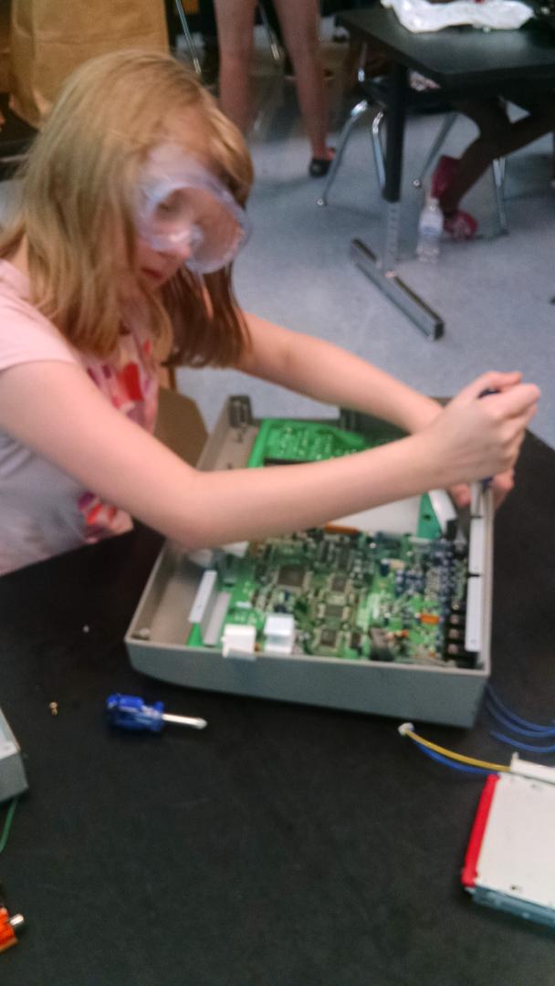 Nau_Twilight's tweet photo. OPS students give Camp Invention a try. Pretty awesome! #STEM #InventNow https://t.co/k7mURqmy7B
