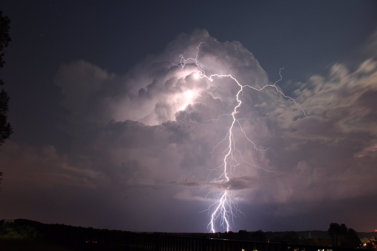robcomm5's tweet photo. Lightning from last night's storms here in Perry Hall, MD... @NimbusStorms @JimCantore @JustinWeather @TonyPannWBAL https://t.co/QSd4BefzWD