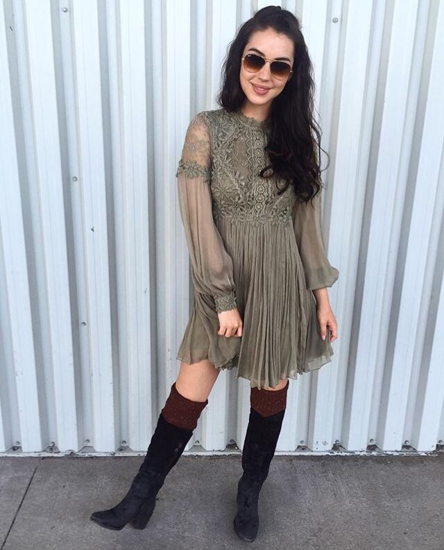 AdelaideKSource's tweet image. [PICTURE] &quot;Queen off duty👸🏻 #halfdressed #medievalmeetsmodern #marydoescoachella&quot;[adelaidekane via IG] #adelaidekane