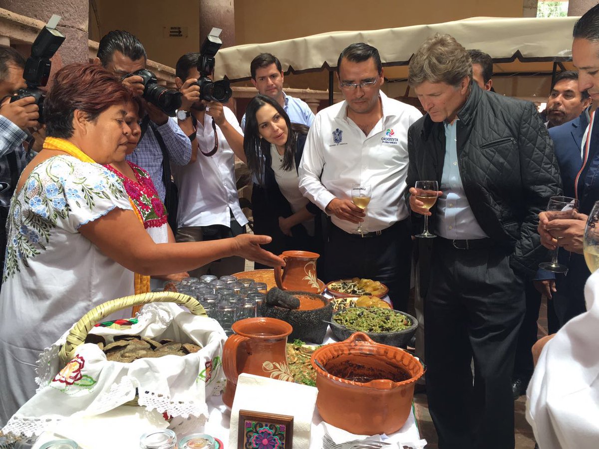 edelamadrid's tweet photo. En el Centro Cultural de Cadereyta, maridando con comida típica. ¡Muy recomendable! #ViajemosTodosPorMéxico https://t.co/WVwGXL7Mps