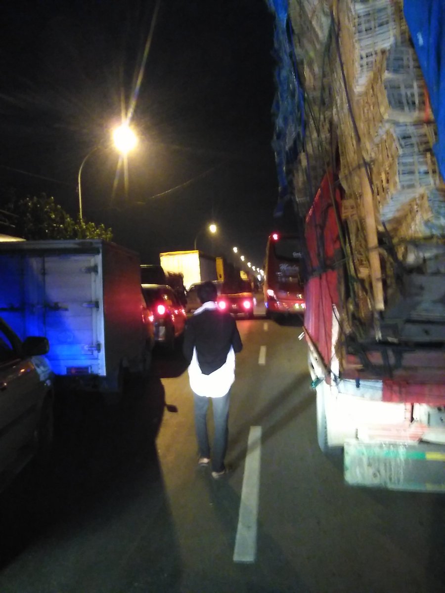 jimhur81's tweet photo. Lalin #Pantura Tuban - Semarang macet di bulu sepanjang 7Km @RadioElshinta @e100ss https://t.co/UUPqqlJSWP