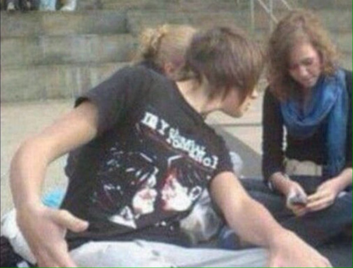 TEARYVENUS's tweet photo. dan. 14. bi. guitar hero. my chemical romance is my life. follow me on myspace. follow for follow. https://t.co/wxBoDt9ig1