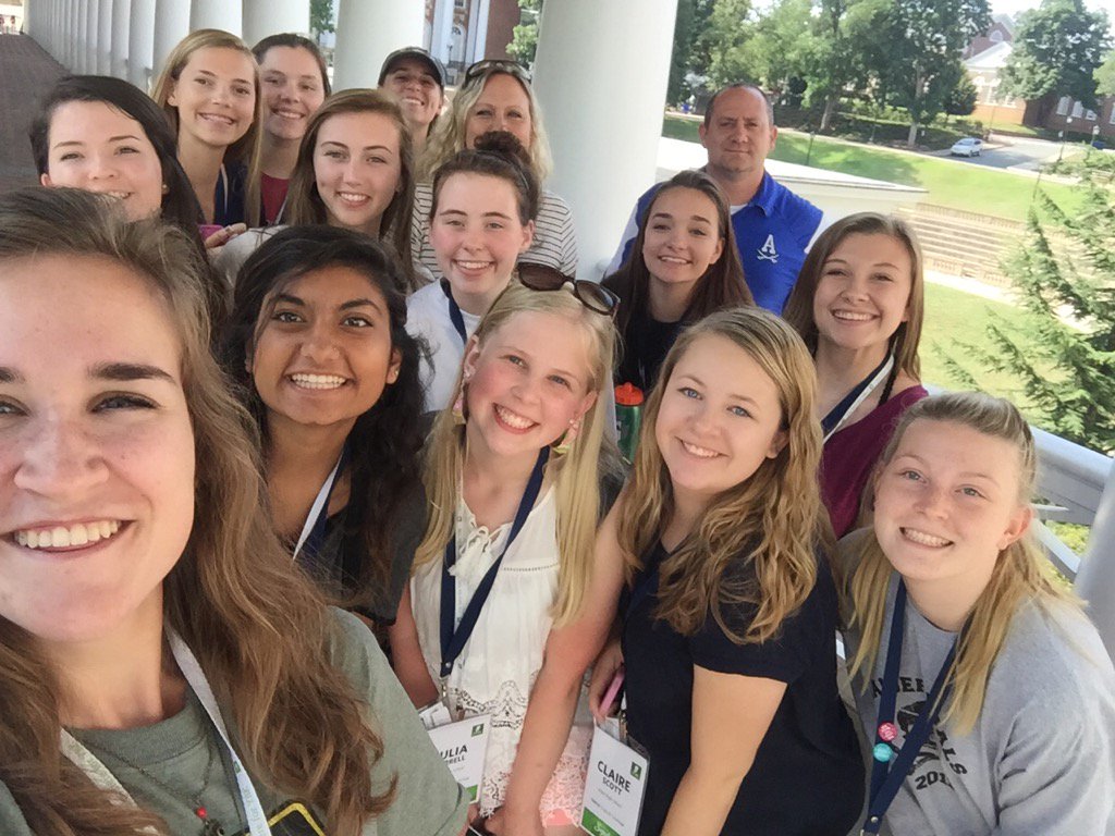 heidicraft's tweet photo. Yerds on the campus of UVA #hjsigcamp @ATLRaiderNation https://t.co/30pwaDWVrz