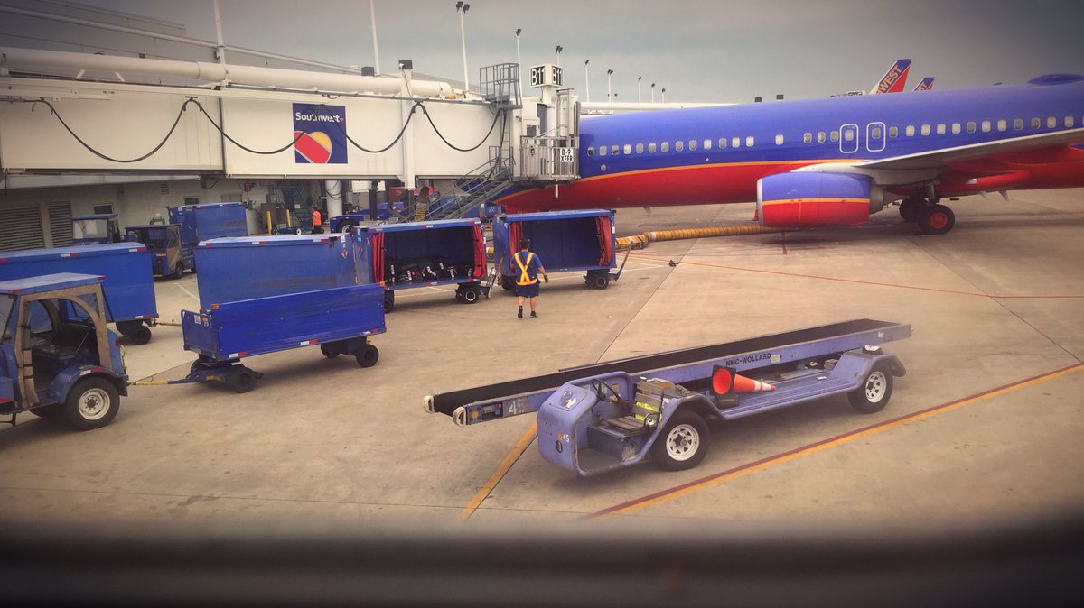 thejaydeleo's tweet photo. My view for the last 1.5 hrs. @SouthwestAir #outage #swa1265 #mdw #theresnoplacelikehome #theresnoplacelikehome https://t.co/XLCjVgmyVP