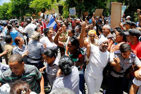 oppenheimera's tweet photo. Tras 1 año de la normalizacion de relaciones con EEUU, aumento la represion en Cuba: https://t.co/BXW8yvs1pF  @qtf https://t.co/RFM0wnLJ5P