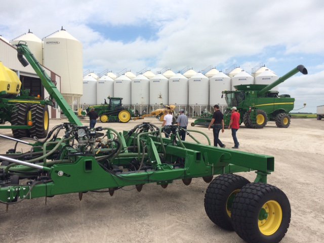 thechamp5050's tweet image. Farm Forward - Grosse Isle. Planter (2.4-2.8 lbs/ac) vs air seeder (4.6 lbs/ac) canola trial. Emergence 82% vs 62%.