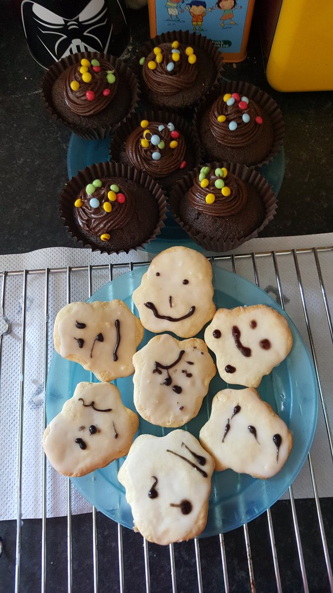 AlanaGreig84's tweet photo. After #preschool #baking session with #myboy . #Stormtroopers after the battle of #Endore lol #cake #starwars https://t.co/nxoakDGTk6